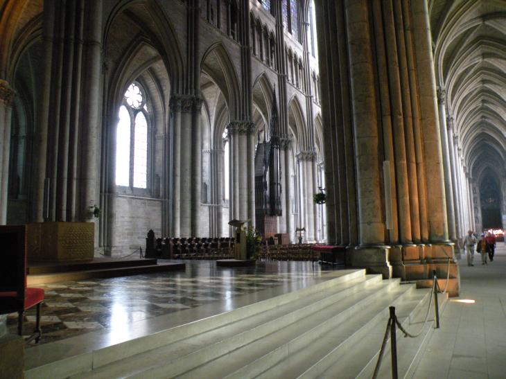  l'intérieur de la cathédrale